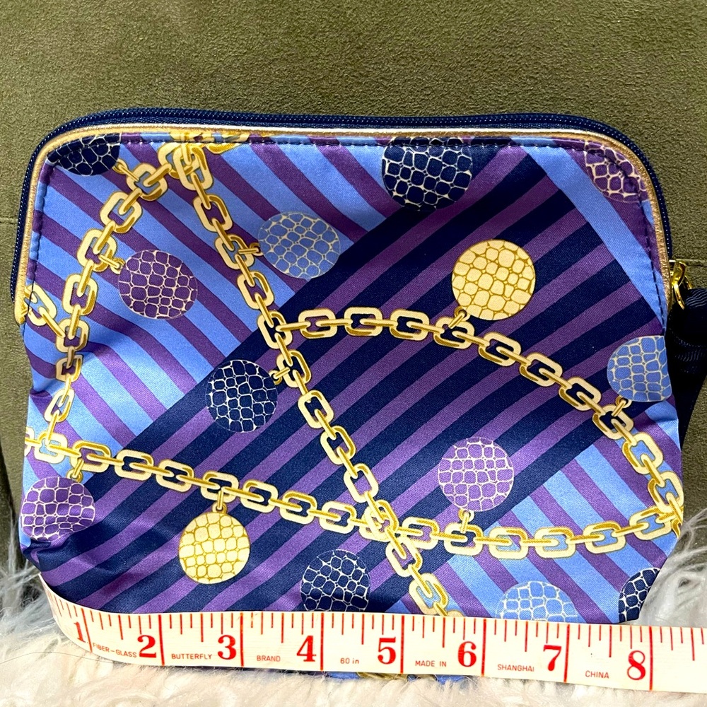 New Estée Lauder cosmetics bag.  One size.